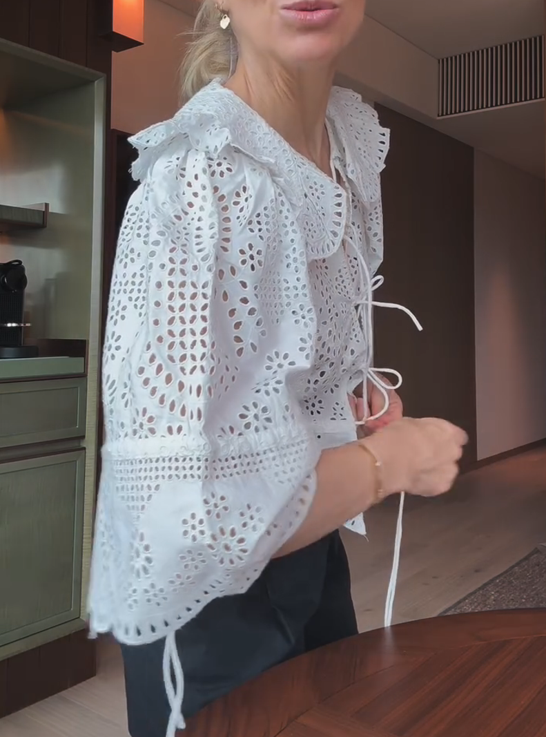 Blusang Peplum na may Eyelet Lace at Ruffled na Kwelyo